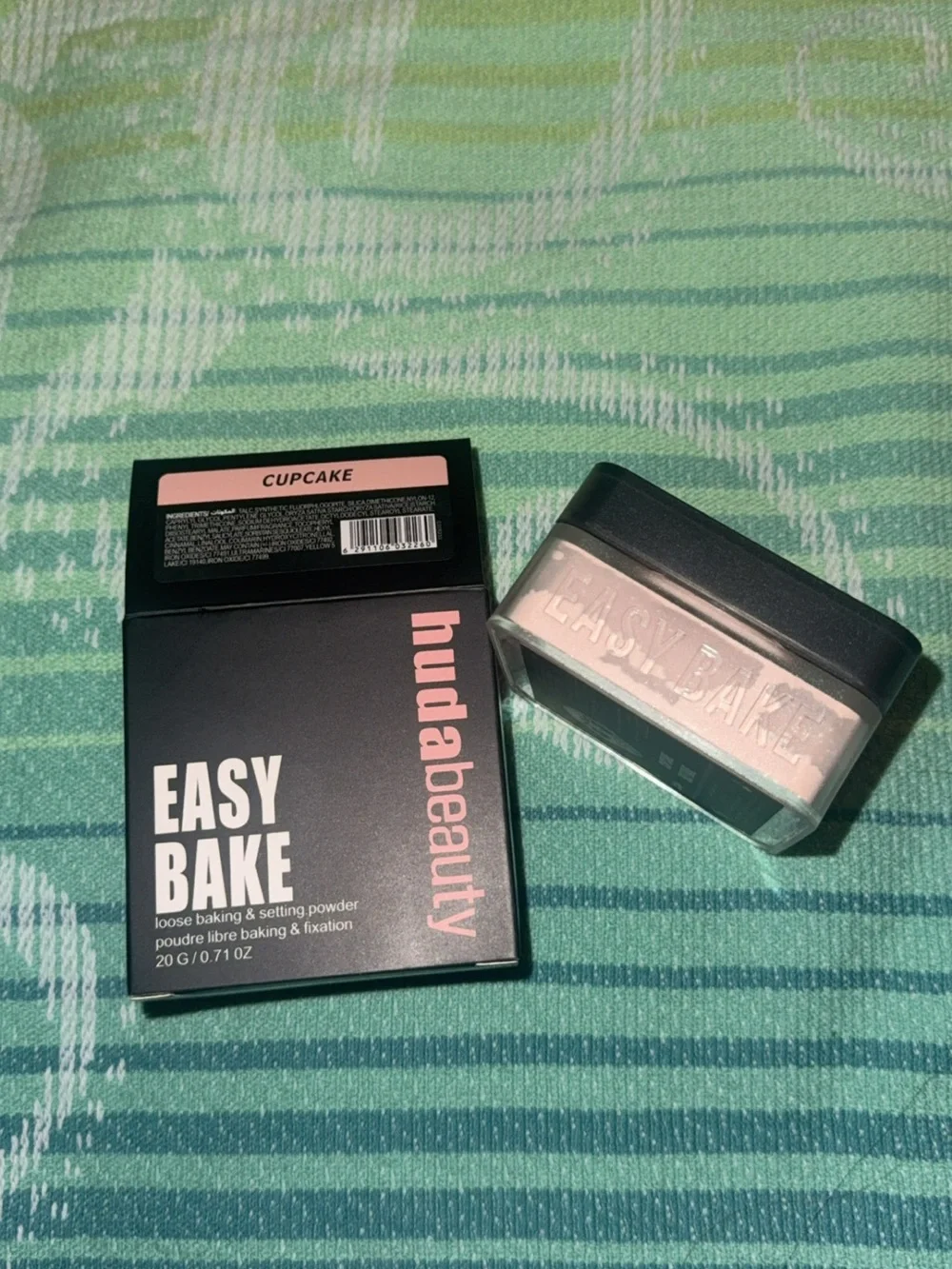 HUDA BEAUTY Easy Bake Setting Powder- shade cupcake